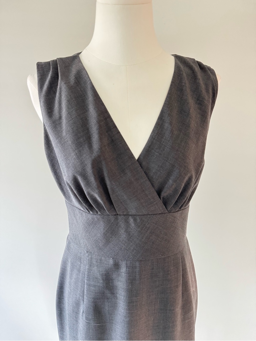 Banana Republic Size 2 Gray Wool Stretch Sheath Dress V-Neck Career Work - Picture 6 of 10